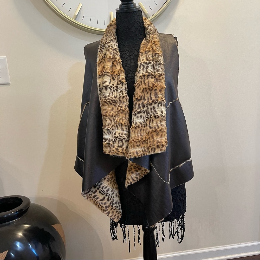 J30_DOLCE CABO Black vest with leopard, faux-fur lining.
